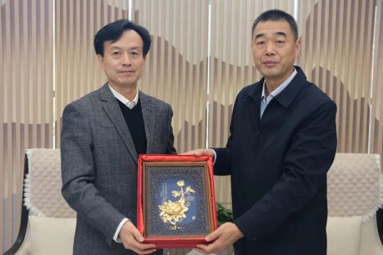 九江学院向郑州大学赠送纪念品 九江学院向郑州大学赠送纪念品