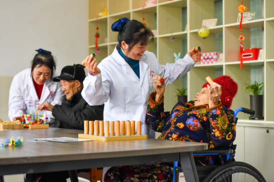 福利院老人在做手工。周亮/摄 福利院老人在做手工。周亮/摄