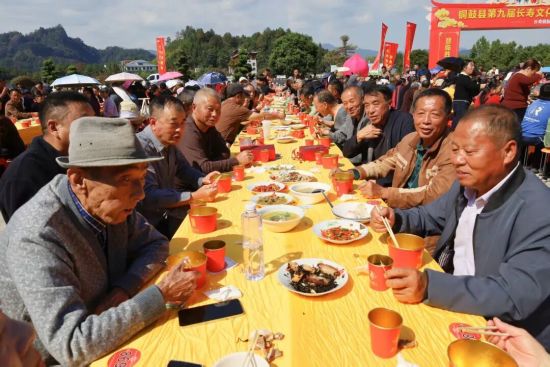 铜鼓千叟宴。郑佳云 摄 铜鼓千叟宴。郑佳云 摄