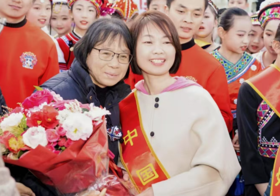 “中国好人”黄英与“时代楷模”张桂梅合影留念。 邱桀 摄 “中国好人”黄英与“时代楷模”张桂梅合影留念。 邱桀 摄