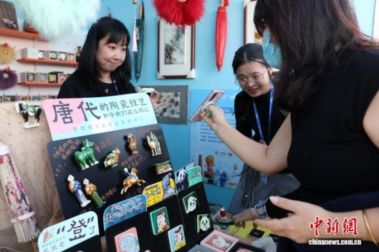 11月7日,江西景德镇举办的“淘宝·中国宝贝”非遗市集现场。记者 刘占昆 摄 11月7日,江西景德镇举办的“淘宝·中国宝贝”非遗市集现场。记者 刘占昆 摄