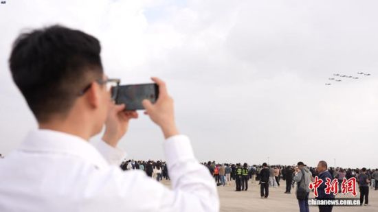 ͼΪ����չ���ϲ����д���ṩ־Ը�������� ��