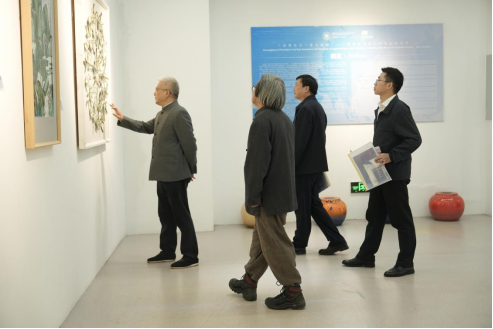 汪立夏(左)和王丽心(右二)参观美术馆 汪立夏(左)和王丽心(右二)参观美术馆