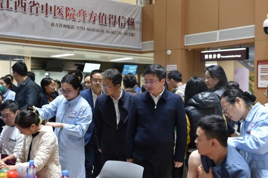 严小军在门诊大厅查看义诊活动情况 严小军在门诊大厅查看义诊活动情况