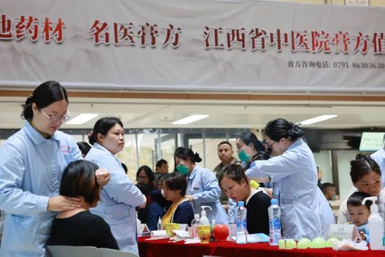 中医特色护理技术展区人头攒动 中医特色护理技术展区人头攒动