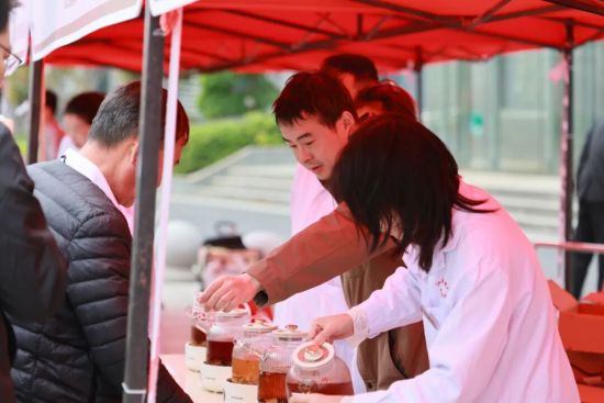 黄芽汤、国医大师代茶饮等在寒冷冬日,给市民朋友送去了一份温暖 黄芽汤、国医大师代茶饮等在寒冷冬日,给市民朋友送去了一份温暖