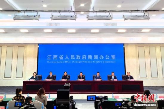 11月12日,江西省政府新闻办举行“十四五”商务高质量发展成效新闻发布会。饶梦露 摄.jpg 11月12日,江西省政府新闻办举行“十四五”商务高质量发展成效新闻发布会。饶梦露 摄.jpg
