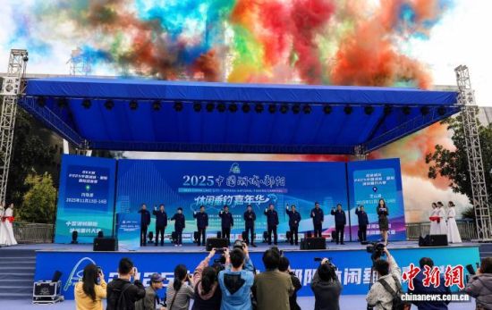 图为2025中国湖城·鄱阳休闲垂钓嘉年华活动开幕仪式现场。主办方供图.jpeg 图为2025中国湖城·鄱阳休闲垂钓嘉年华活动开幕仪式现场。主办方供图.jpeg