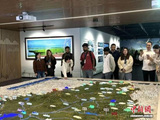 图为拉美国家“以竹代塑”产业链发展官员研修班成员在江西省林业科学院参观。江西省林业科学院供图 图为拉美国家“以竹代塑”产业链发展官员研修班成员在江西省林业科学院参观。江西省林业科学院供图