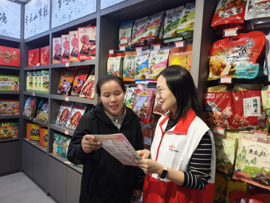 ͼΪ�ϲ����̲ݾֵ�Ա־Ը�ߣ��ң��������ۿͻ���˿˿���󣩽���������ȫ֪ʶ����