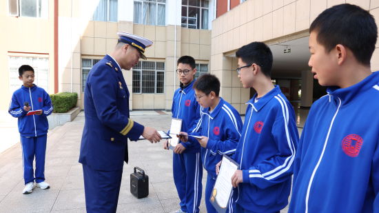 黄剑大队长为消防小卫士颁发聘书 黄剑大队长为消防小卫士颁发聘书