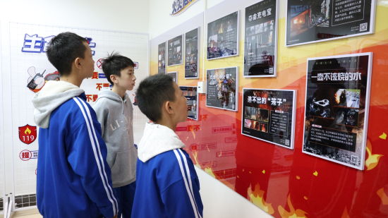 学生观看火灾警示录 学生观看火灾警示录