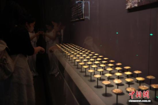 8月31日,游客在南昌汉代海昏侯国遗址博物馆参观展出的金饼等文物。 记者 刘占昆 摄.jpeg 8月31日,游客在南昌汉代海昏侯国遗址博物馆参观展出的金饼等文物。 记者 刘占昆 摄.jpeg