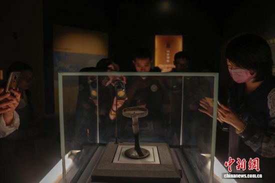 游客在南昌汉代海昏侯国遗址博物馆参观展出的“南昌”铭文青铜灯(资料图)。刘力鑫 摄 游客在南昌汉代海昏侯国遗址博物馆参观展出的“南昌”铭文青铜灯(资料图)。刘力鑫 摄