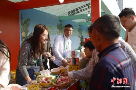 活动现场正在品尝马家柚的市民。 广丰区融媒体中心供图 活动现场正在品尝马家柚的市民。 广丰区融媒体中心供图