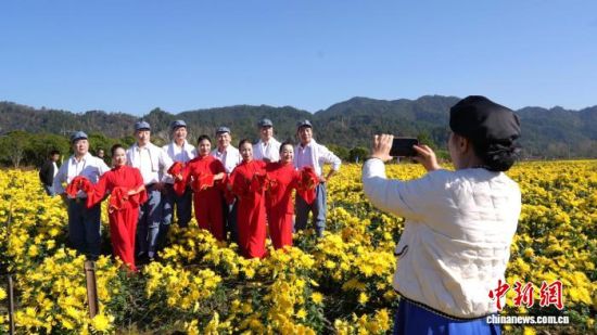 在花丛中拍照的游客。 吴圆生 摄 在花丛中拍照的游客。 吴圆生 摄