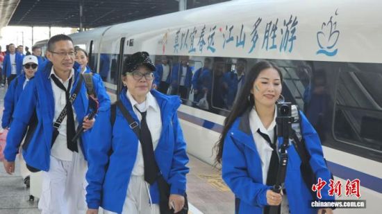 图为11月15日,江西庐山站,球迷正在有序进站乘车。刘述鹏 摄 图为11月15日,江西庐山站,球迷正在有序进站乘车。刘述鹏 摄