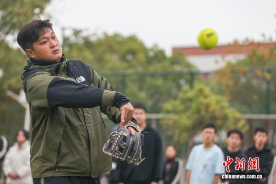 图为11月10日,江西南昌,吴军平在一所高校的棒垒球课上,给学生演示如何手抛球。吴军平从小学开始练习棒垒球,后来成为棒垒球职业运动员,退役后便转型成为一名教练。 图为11月10日,江西南昌,吴军平在一所高校的棒垒球课上,给学生演示如何手抛球。吴军平从小学开始练习棒垒球,后来成为棒垒球职业运动员,退役后便转型成为一名教练。