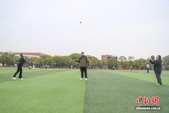 图为11月10日,江西南昌,吴军平(图中)在一所高校的棒垒球课上,指导学生练习。吴军平在教学中十分认真负责,对于学生有求必应,经常手把手教学。 图为11月10日,江西南昌,吴军平(图中)在一所高校的棒垒球课上,指导学生练习。吴军平在教学中十分认真负责,对于学生有求必应,经常手把手教学。