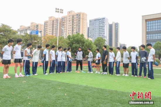 图为11月11日,江西南昌县,吴军平(图中)在东新中学的棒垒球课上,给学生们讲解比赛规则。就在几周前,吴军平带领的球队在2025全国青少年棒球公开赛总决赛U10组比赛中获得第六名的成绩。 图为11月11日,江西南昌县,吴军平(图中)在东新中学的棒垒球课上,给学生们讲解比赛规则。就在几周前,吴军平带领的球队在2025全国青少年棒球公开赛总决赛U10组比赛中获得第六名的成绩。