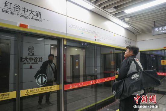 图为11月11日,江西南昌,吴军平准备搭乘地铁去一所中学上课。每周一到周五下午,吴军平都要前往高校或中学或小学上课,周末则在俱乐部上课。 图为11月11日,江西南昌,吴军平准备搭乘地铁去一所中学上课。每周一到周五下午,吴军平都要前往高校或中学或小学上课,周末则在俱乐部上课。