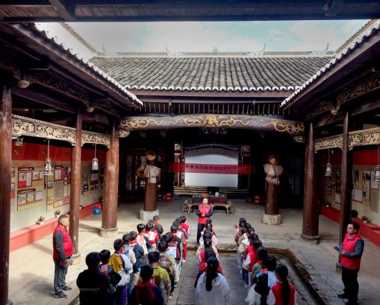 图为乐平市司法局众埠司法所工作人员正在对来此瞻仰学习革命先烈的该村“八一希望小学”的学生进行普法知识宣讲 图为乐平市司法局众埠司法所工作人员正在对来此瞻仰学习革命先烈的该村“八一希望小学”的学生进行普法知识宣讲