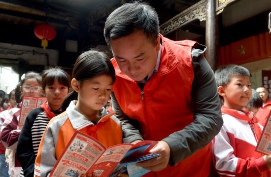 图为乐平市司法局众埠司法所工作人员正在对来此瞻仰学习革命先烈的该村“八一希望小学”的学生进行普法知识宣讲 图为乐平市司法局众埠司法所工作人员正在对来此瞻仰学习革命先烈的该村“八一希望小学”的学生进行普法知识宣讲