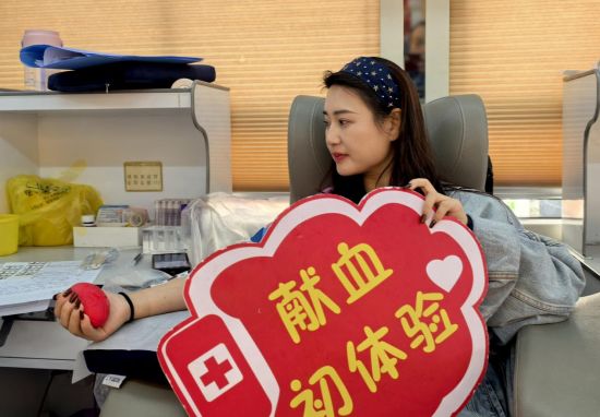 图为该生态环境局的干部职工正争先恐后挽起袖子参与爱心献血活动 图为该生态环境局的干部职工正争先恐后挽起袖子参与爱心献血活动