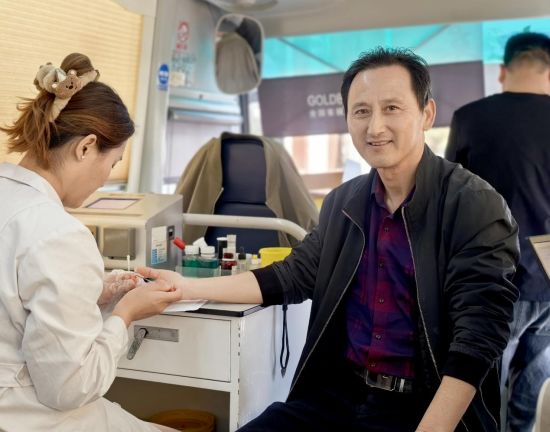 图为该生态环境局的干部职工正争先恐后挽起袖子参与爱心献血活动 图为该生态环境局的干部职工正争先恐后挽起袖子参与爱心献血活动