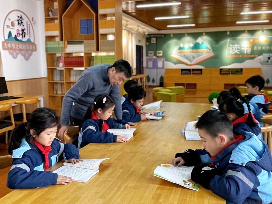 退休教师程其金利用课余时间指导学生进行阅读 退休教师程其金利用课余时间指导学生进行阅读
