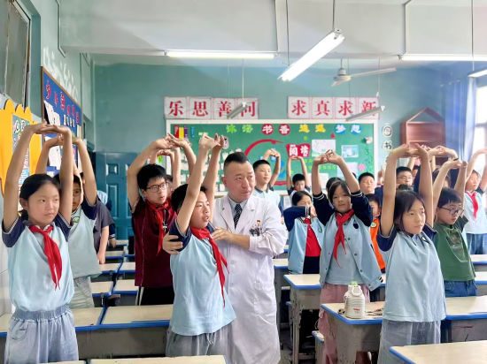 学生家长在新世纪小学普及脊柱健康知识 学生家长在新世纪小学普及脊柱健康知识
