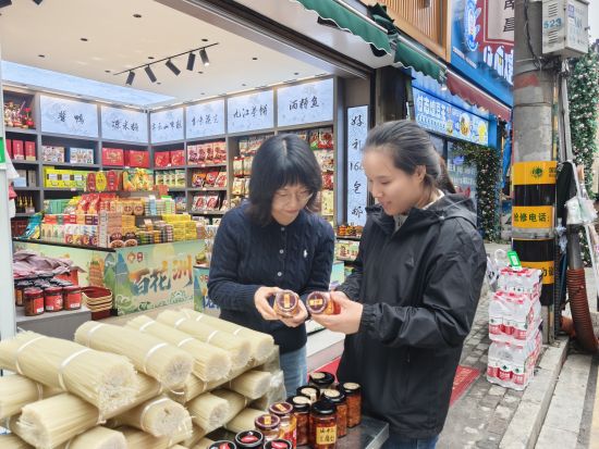 ͼΪ�ϲ��̲�ר����Ӫ����Ա��������ָ����˿˿���ң���ο���Ӫ��