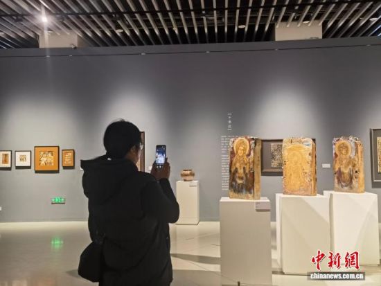 11月18日,主题展览“丝路回望·瓷上中国——釉色里的敦煌”在江西省美术馆开幕。钟剑桥 摄 11月18日,主题展览“丝路回望·瓷上中国——釉色里的敦煌”在江西省美术馆开幕。钟剑桥 摄