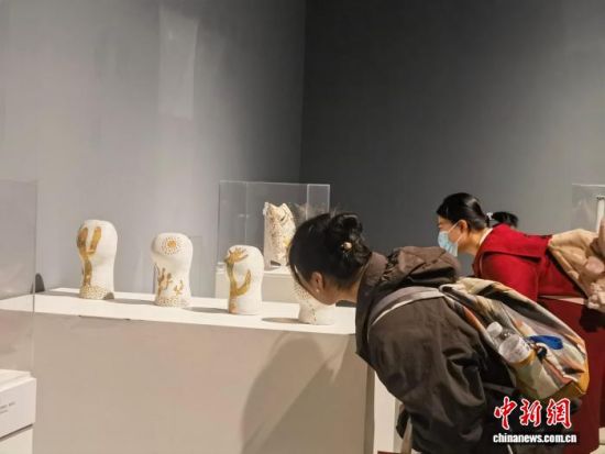 11月18日,展览“丝路回望·瓷上中国——釉色里的敦煌”在江西省美术馆开幕。钟剑桥 摄 11月18日,展览“丝路回望·瓷上中国——釉色里的敦煌”在江西省美术馆开幕。钟剑桥 摄