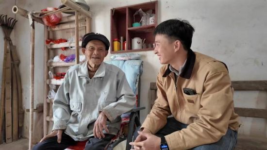 乡镇包挂干部上门巡防探视老人 乡镇包挂干部上门巡防探视老人