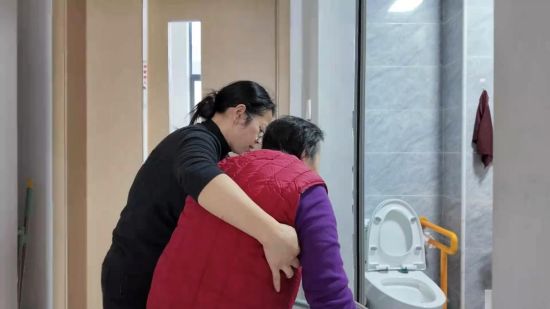 蛟塘镇敬老院内工作人员正在照料老人 蛟塘镇敬老院内工作人员正在照料老人