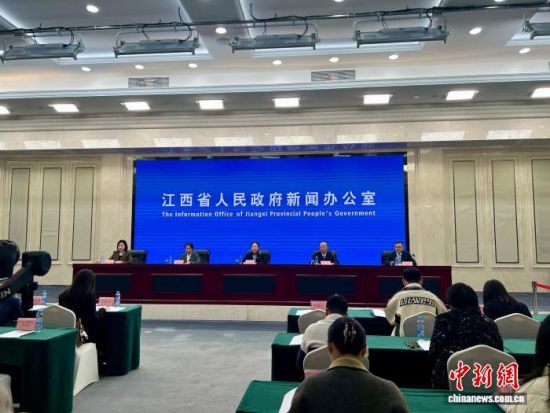 图为21日,2025世界绿色发展投资贸易博览会暨中国绿色食品博览会新闻发布会在江西省南昌市举行。朱莹 摄 图为21日,2025世界绿色发展投资贸易博览会暨中国绿色食品博览会新闻发布会在江西省南昌市举行。朱莹 摄