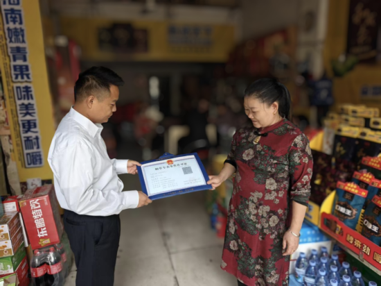 ͼΪ�ϸ��̲��й�ԱΪ���ۻ���СӢ��֤����