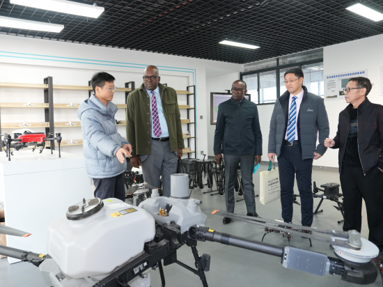 邦戈大学代表团参观学院无人机实训中心 邦戈大学代表团参观学院无人机实训中心