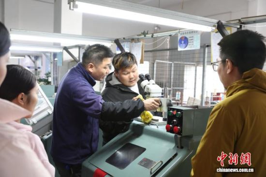 ͼΪ���գ��ڽ��������й����һ������ҵ��ʮ�������ȴ�ѧ��ѧ���ڳ������ʵѵ����ռ�� ��.jpg