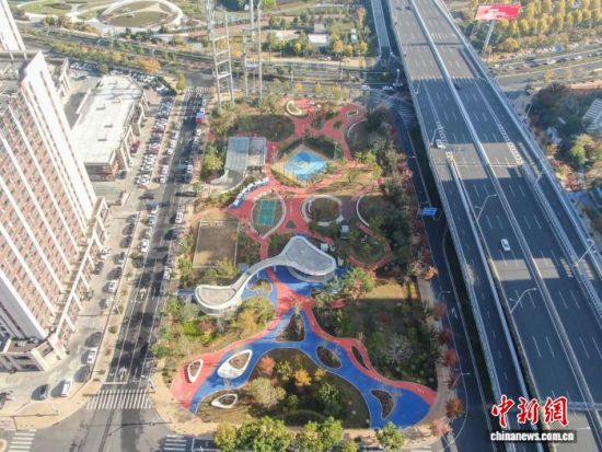 航拍玉兰路口“口袋体育公园”,该公园建有篮球场、微型足球场等运动场地和智慧健身器材,能够满足不同年龄段人群和运动爱好者的需求。刘力鑫 摄 航拍玉兰路口“口袋体育公园”,该公园建有篮球场、微型足球场等运动场地和智慧健身器材,能够满足不同年龄段人群和运动爱好者的需求。刘力鑫 摄