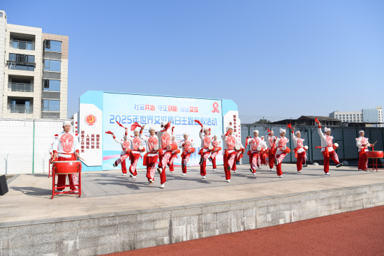 图为江西省强戒所举办以“社会共治 守正创新 终结艾滋”为主题的场所开放日上戒毒人员表演节目《盛世龙腾》。蔡报望 摄.png 图为江西省强戒所举办以“社会共治 守正创新 终结艾滋”为主题的场所开放日上戒毒人员表演节目《盛世龙腾》。蔡报望 摄.png