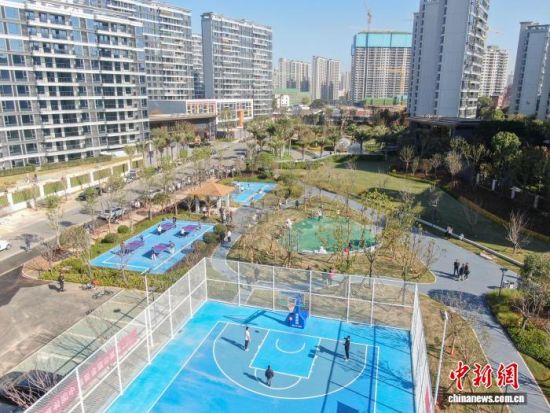 11月29日,江西赣州南康区,民众在花梨木“口袋体育公园”运动。刘力鑫 摄 11月29日,江西赣州南康区,民众在花梨木“口袋体育公园”运动。刘力鑫 摄