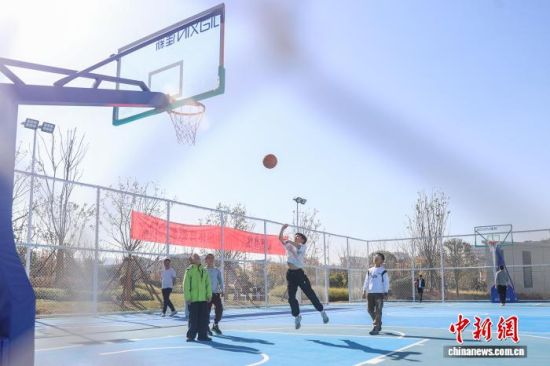 11月29日,江西赣州南康区,小朋友在花梨木“口袋体育公园”打篮球。刘力鑫 摄 11月29日,江西赣州南康区,小朋友在花梨木“口袋体育公园”打篮球。刘力鑫 摄