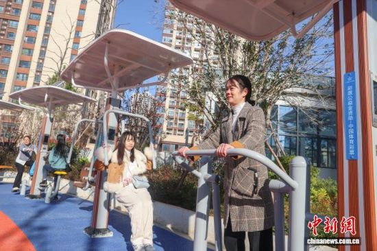 11月29日,江西赣州蓉江新区,民众在玉兰路口“口袋体育公园”内使用智慧健身器材。刘力鑫 摄 11月29日,江西赣州蓉江新区,民众在玉兰路口“口袋体育公园”内使用智慧健身器材。刘力鑫 摄