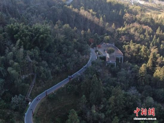 图为11月30日,江西崇义县,登山爱好者们行走在森林绿道间。(无人机照片)刘力鑫 摄 图为11月30日,江西崇义县,登山爱好者们行走在森林绿道间。(无人机照片)刘力鑫 摄