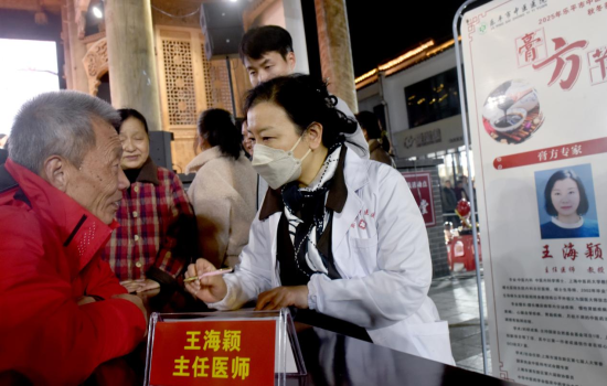 图为来自上海中医药大学的中医专家正为前来就诊的群众专心把脉、细心问诊,认真开处方等免费义诊 图为来自上海中医药大学的中医专家正为前来就诊的群众专心把脉、细心问诊,认真开处方等免费义诊