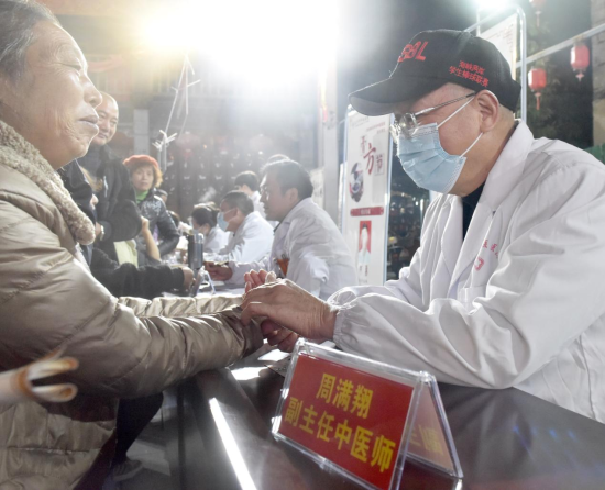 图为来自乐平市中医医院的中医专家正为前来就诊的群众专心把脉、细心问诊,认真开处方等免费义诊 图为来自乐平市中医医院的中医专家正为前来就诊的群众专心把脉、细心问诊,认真开处方等免费义诊