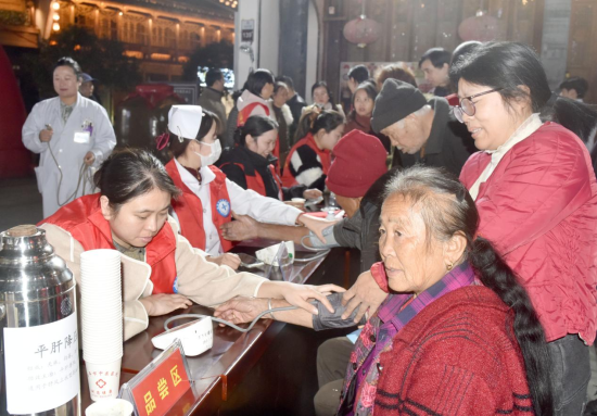图为来自乐平市中医医院的医务人员正为前来就诊的群众勉费测量血糖、测量血压 图为来自乐平市中医医院的医务人员正为前来就诊的群众勉费测量血糖、测量血压