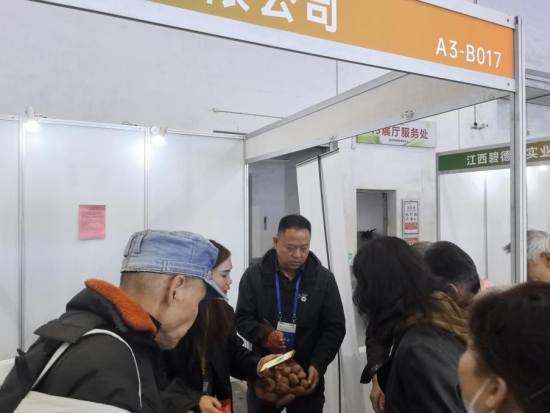 图为驻村第一书记在向市民介绍推广宣传甘薯 图为驻村第一书记在向市民介绍推广宣传甘薯